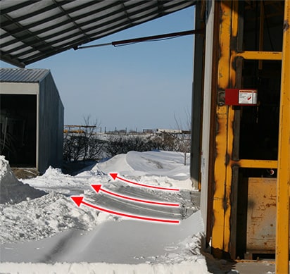 Hydraulic door in winter demonstrating how it pushes and pulls snow