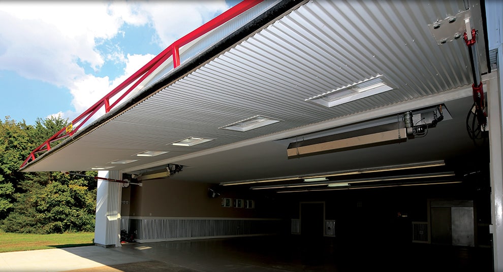 Missouri hydraulic door by Schweiss fitted on garage building