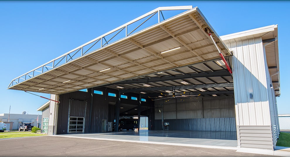 Montana hydraulic door by Schweiss fitted on a hangar