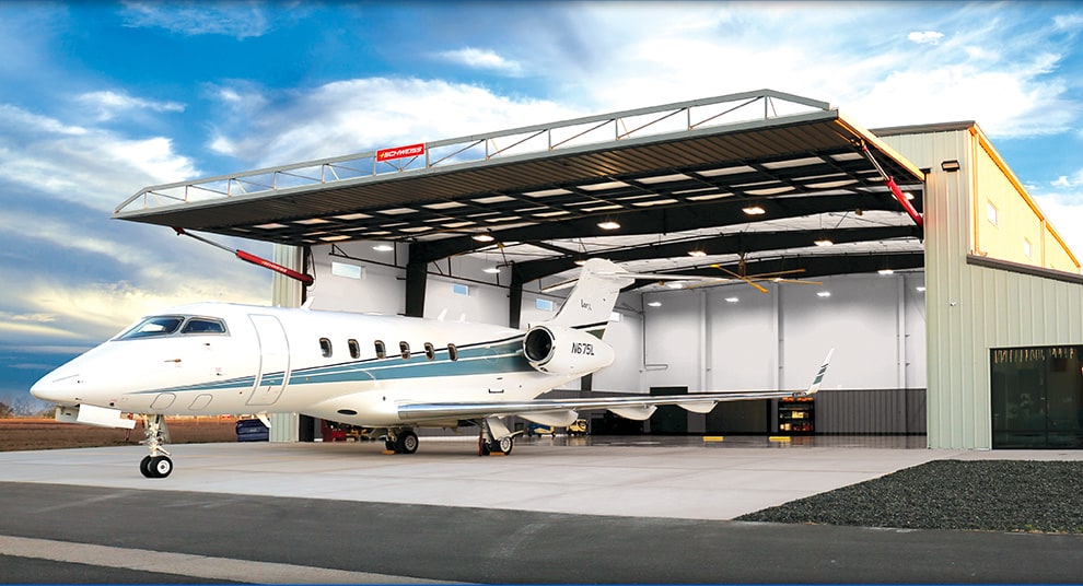 New York hydraulic door by Schweiss fitted on a hangar