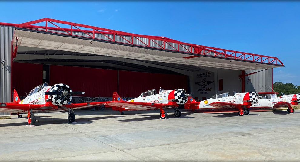 South Carolina hydraulic door by Schweiss fitted on a hangar behind several planes