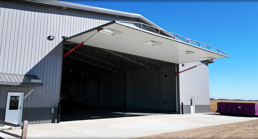 Utah hydraulic door by Schweiss fitted on a hangar